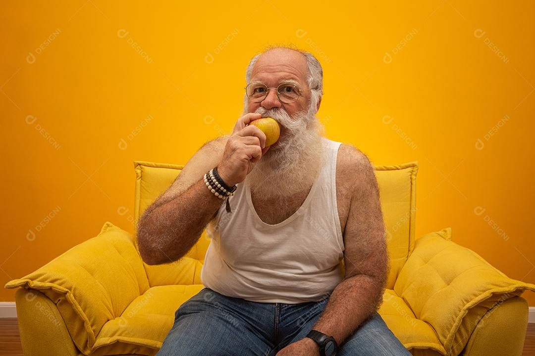 Retrato de um homem barbudo prestes a comer uma maçã tendo uma maçã.