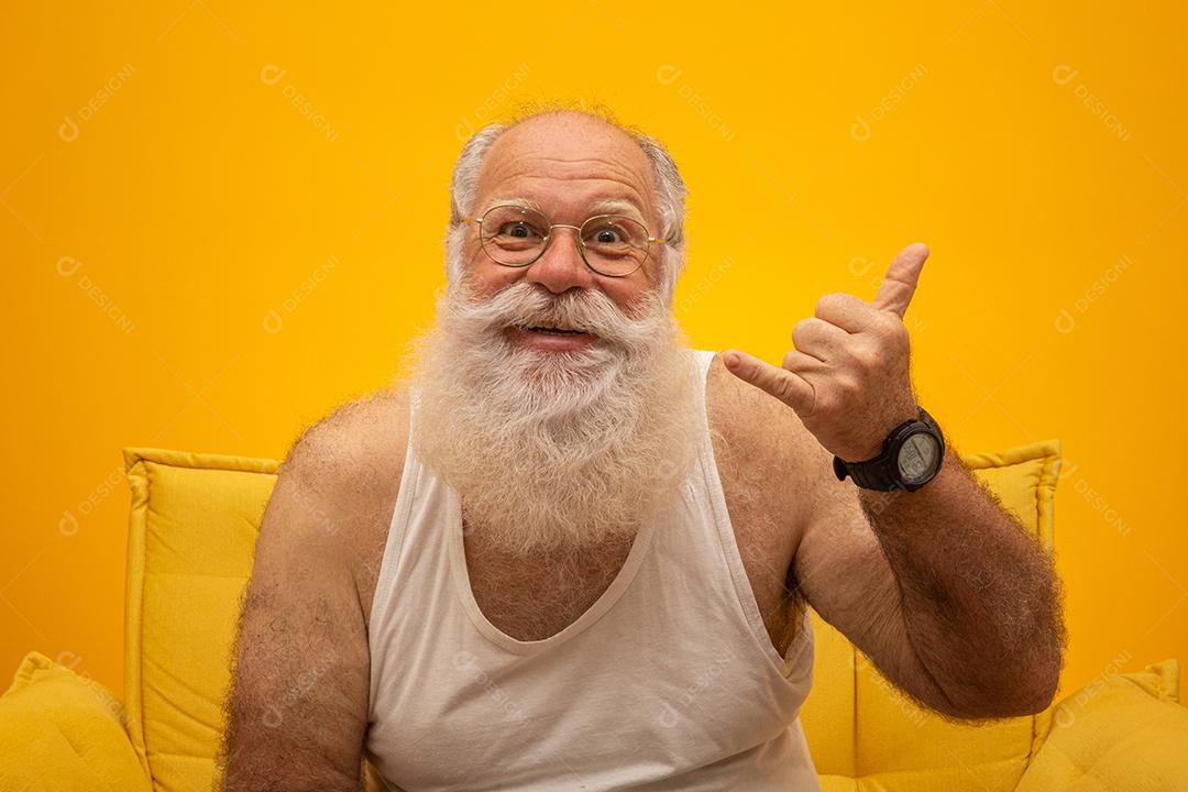 Senhor  sorridente com um homem de longa barba branca fazendo um gesto de sinal com os dedos