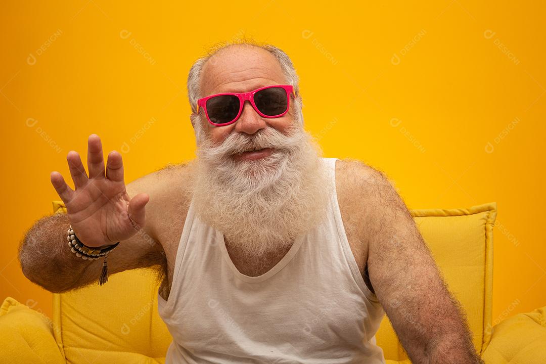 Velho feliz com um nariz vermelho. Dia de Todos os Tolos. Idosos com nariz vermelho e óculos