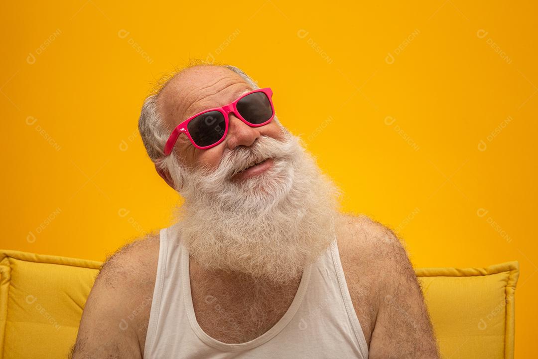 Velho feliz com um nariz vermelho. Dia de Todos os Tolos. Idosos com nariz vermelho e óculos