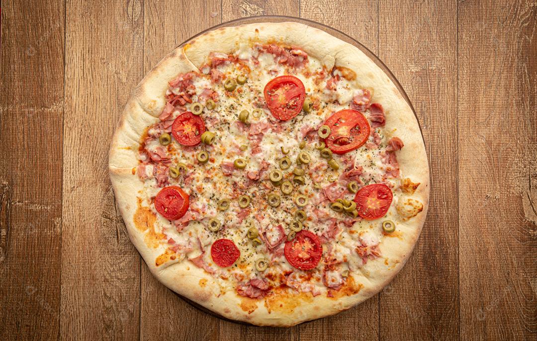 Vista superior da pizza caseira com tomate, azeitona, queijo e outros ingredientes.