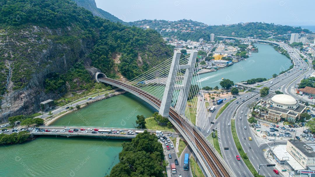 Aéreo sobrevoando uma ponte de trem acima do rio na Barra Da Tijuca, Rio de Janeiro