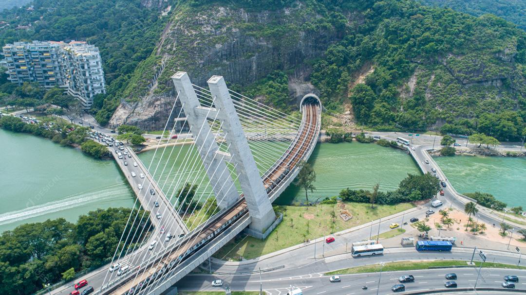 Aéreo sobrevoando uma ponte de trem acima do rio na Barra Da Tijuca, Rio de Janeiro, Brasil.