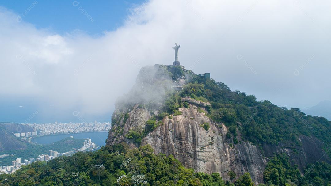 Vista aérea do Cristo Redentor, Cristo Redentor sobre a cidade do Rio de Janeiro, Brasil