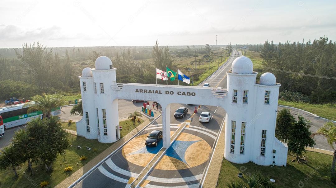 Por volta de outubro de 2019: Imagem aérea de parte da cidade de Arraial do Cabo, Brasil.