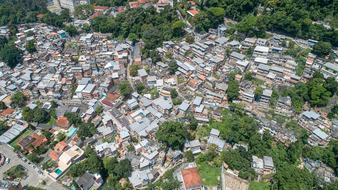 Favela brasileira em uma encosta no Rio de Janeiro