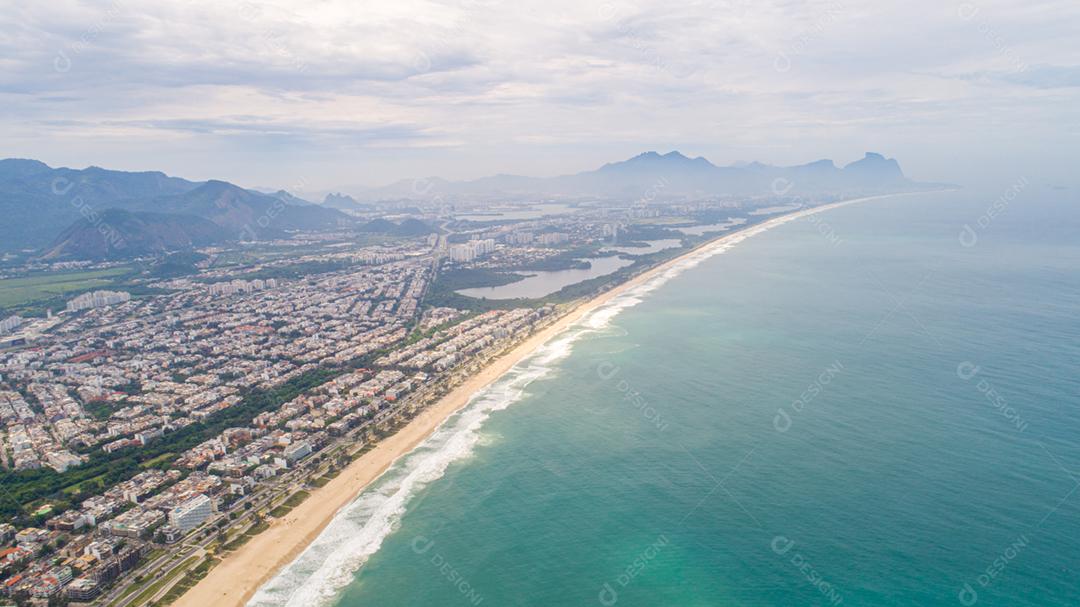 Vista aérea da praia tropical. As ondas quebram na praia tropical de areia amarela. Antena de bela praia tropical