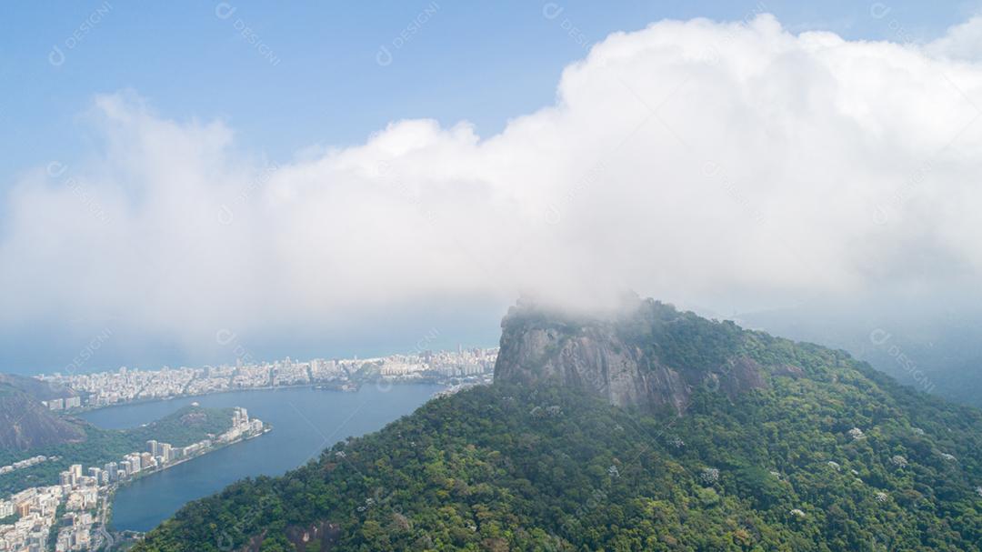 Vista aérea do Cristo Redentor, Cristo Redentor sobre a cidade do Rio de Janeiro, Brasil