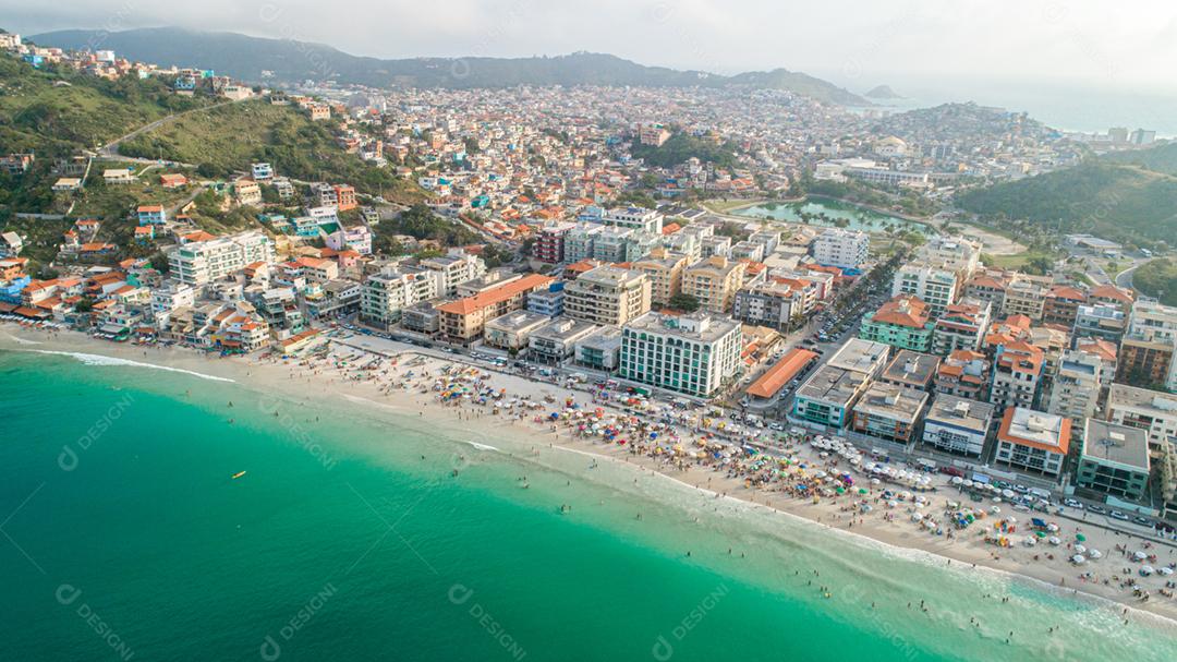 Imagem aérea de parte da cidade de Arraial do Cabo, Brasil.