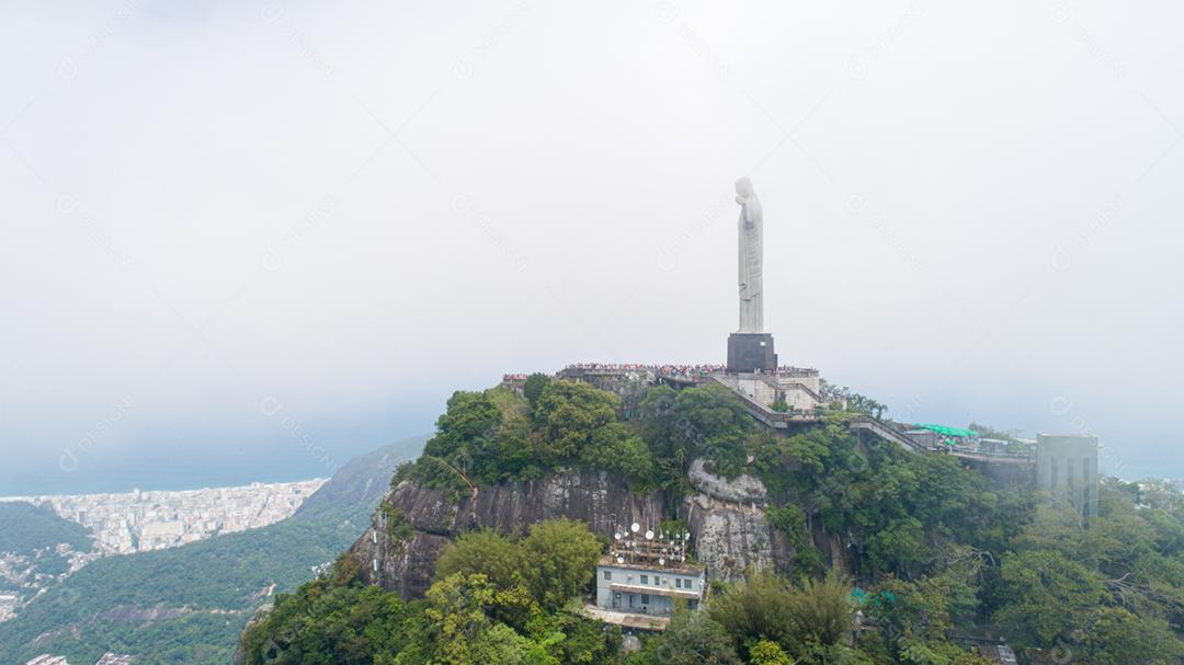 Vista aérea do Cristo Redentor, Cristo Redentor sobre a cidade do Rio de Janeiro, Brasil