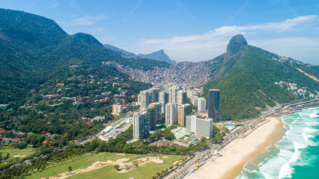 Vista aérea da Favela da Rocinha, Maior Favela do Brasil na Serra do Rio de Janeiro e Skyline da Cidade atrás