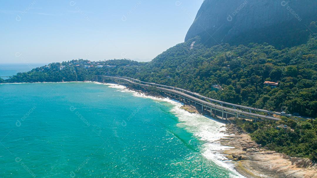 Pontes na praia. Ondas batendo nas rochas. Rio de Janeiro, Brasil