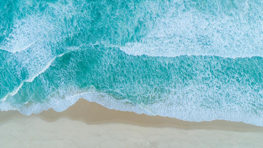 Foto aérea de ondas quebrando na costa. Verão de praia colorido.