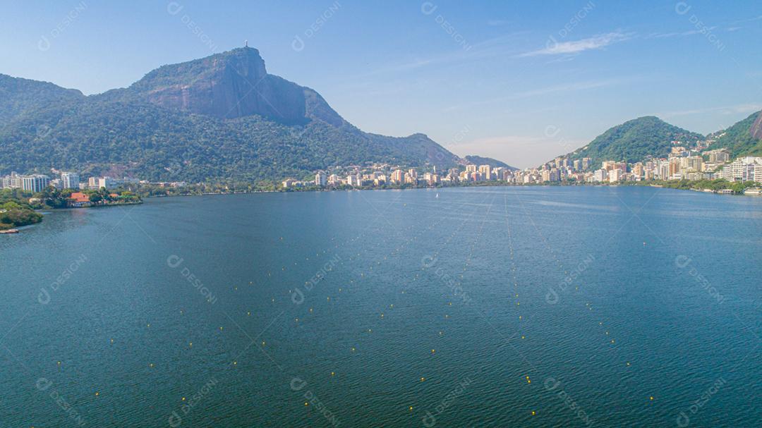Vista aérea do lago de água do mar Lagoa Rodrigo de Freitas (Lagoa) na cidade do Rio de Janeiro