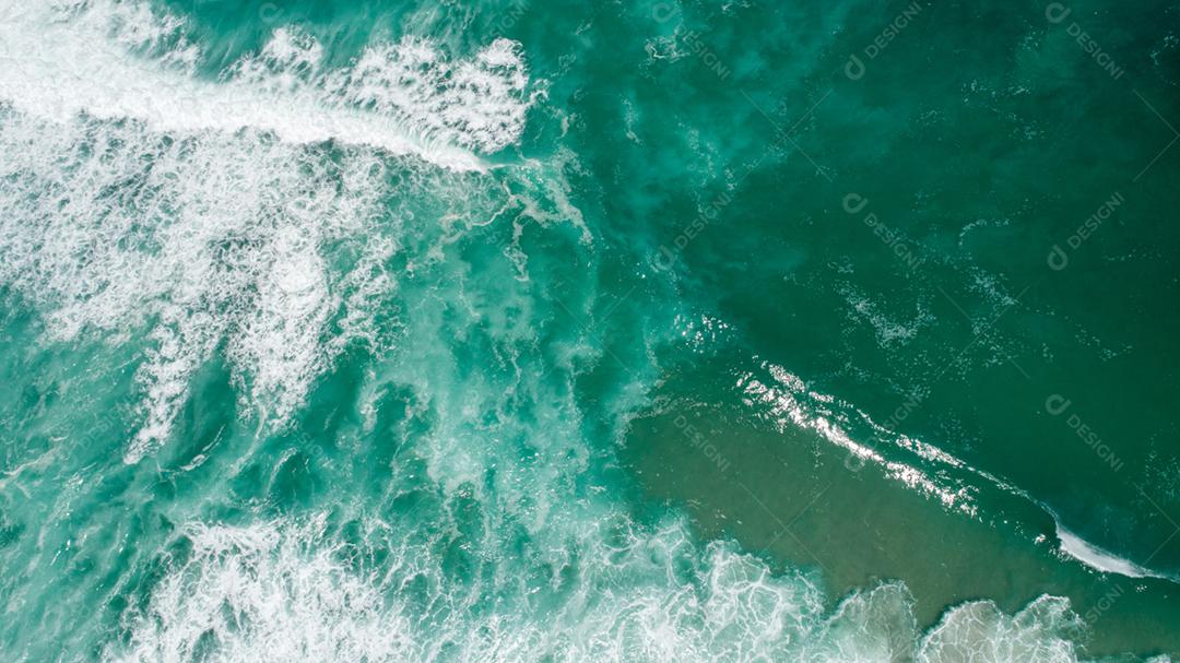 Ondas de textura de vista superior, espuma e salpicos no oceano, dia ensolarado