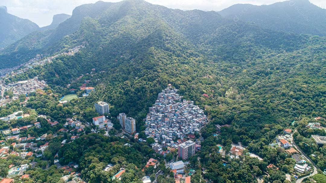 Favela, favela brasileira em uma encosta no Rio de Janeiro