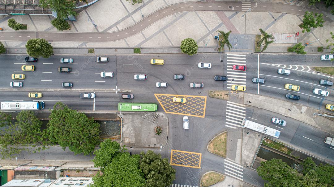 Rio de Janeiro, Rio de Janeiro/Brasil Imagem aérea do tráfego em uma rua no Rio de Janeiro