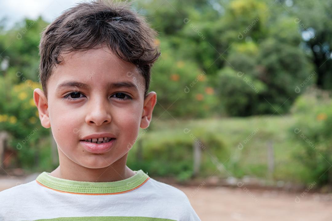 Retrato de um menino ao ar livre na hora do dia. Jeitoso. Retrato de menino novo.