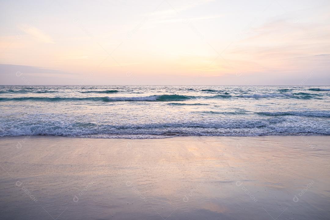 Vista das ondas gigantes, espumando e espirrando no oceano, dia ensolarado.
