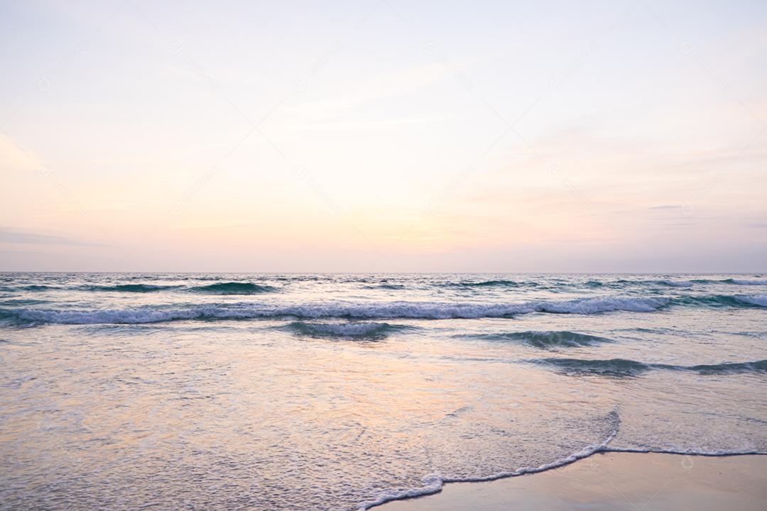 Vista das ondas gigantes, espumando e espirrando no oceano, dia ensolarado.