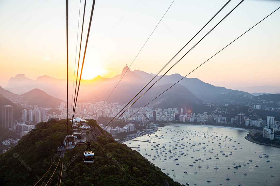 Teleférico no Pão de Açúcar, vista da paisagem urbana do Rio e do Pão de Açúcar