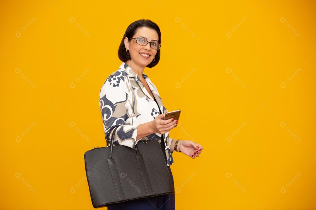 Foto de uma empresária madura atraente trabalhando com seu telefone celular