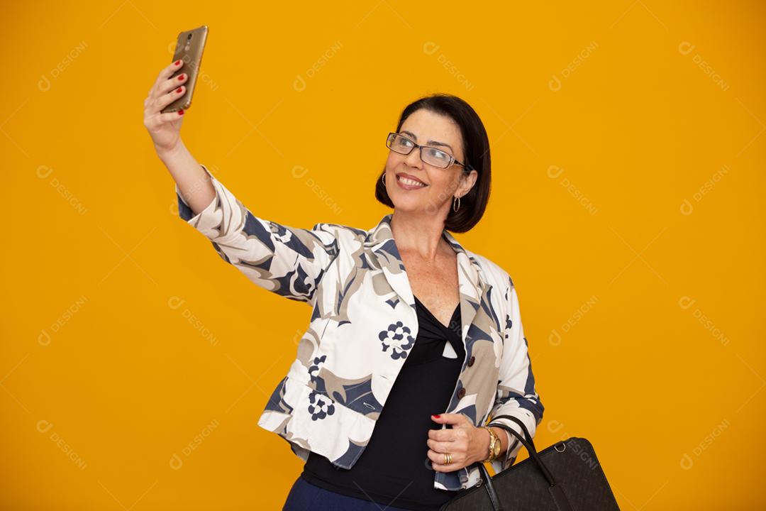 Selfie de mulher de negócios. Mulher bonita sênior com telefone celular