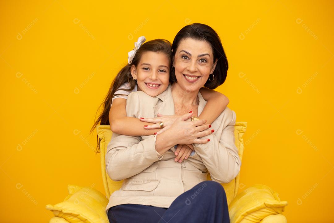 Feliz Dia das Mães! Feche o retrato de mãe e filha bonitas e encantadoras com sorrisos