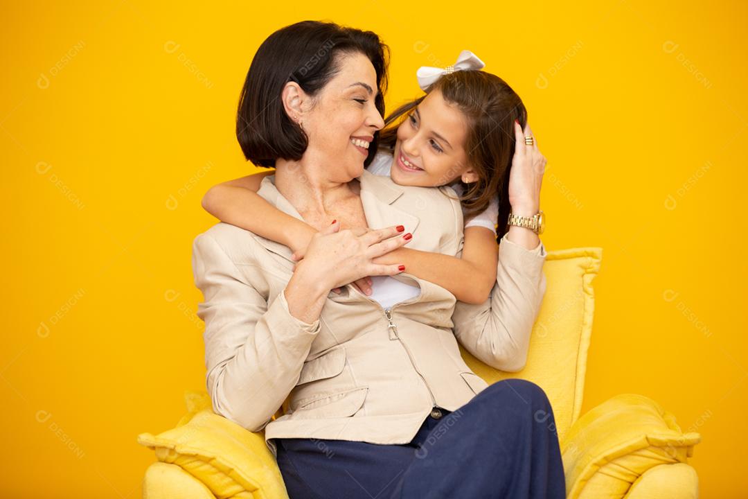 Feliz Dia das Mães! Feche o retrato de mãe e filha bonitas e encantadoras com sorrisos