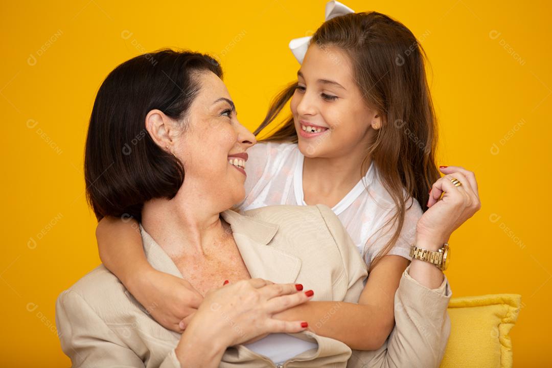 Feliz Dia das Mães! Feche o retrato de mãe e filha bonitas e encantadoras com sorrisos