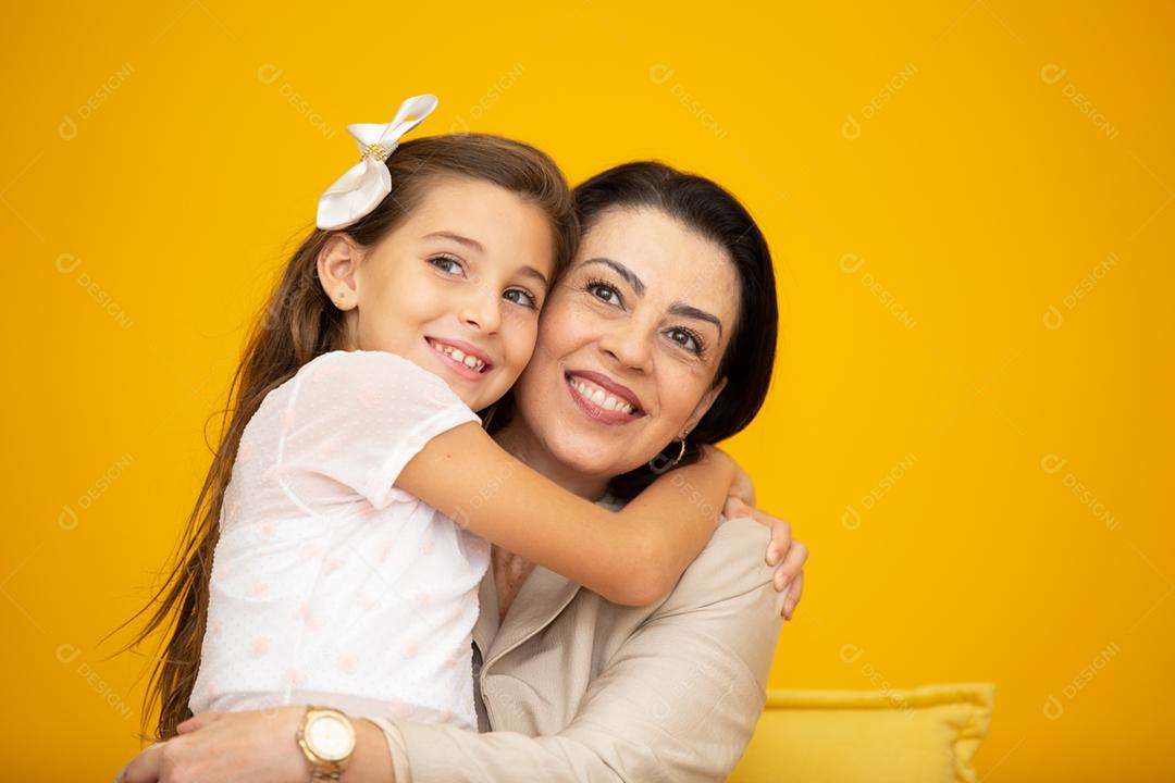 Feliz Dia das Mães! Feche o retrato de mãe e filha bonitas e encantadoras com sorrisos
