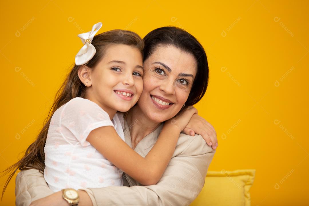 Feliz Dia das Mães! Feche o retrato de mãe e filha bonitas e encantadoras com sorrisos