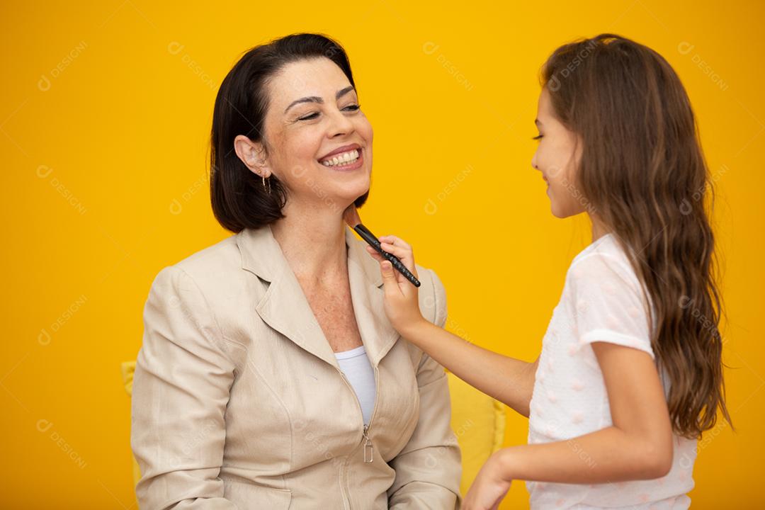 Família amorosa feliz. Mãe e filha estão fazendo maquiagem. mãe e sua filha