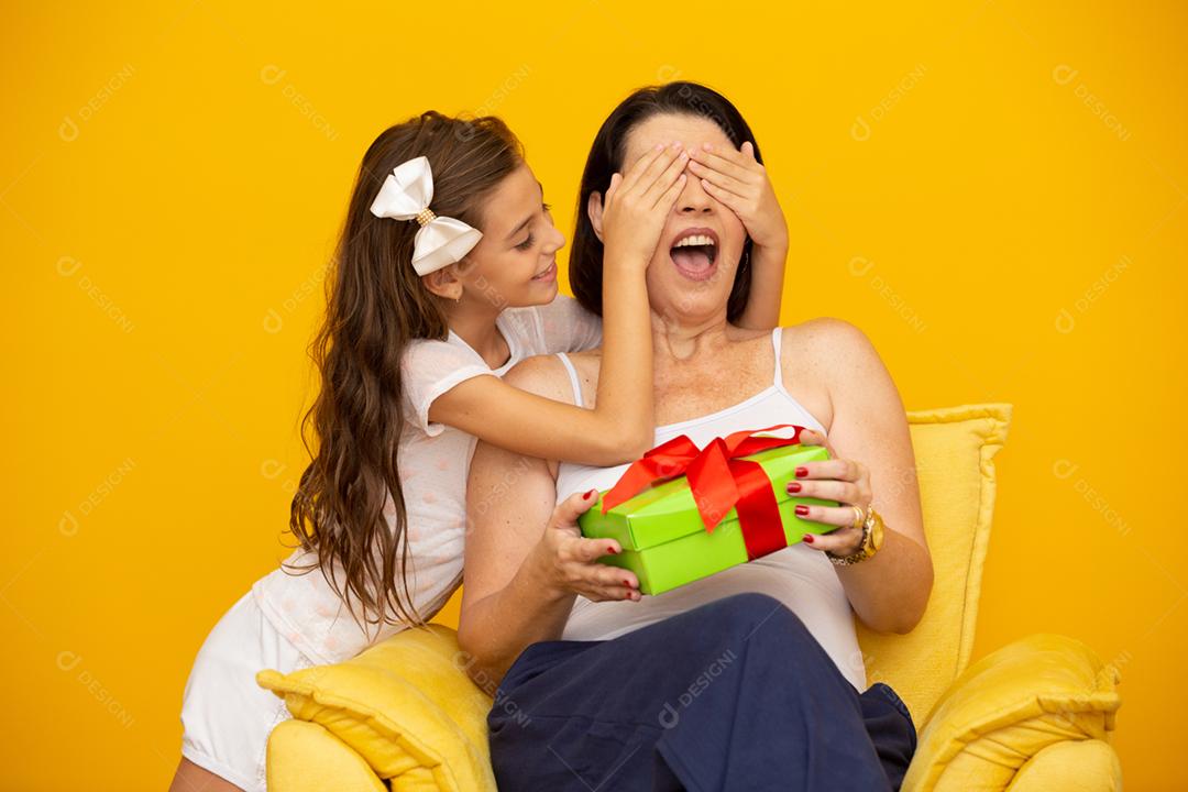 Dia das mães com caixa de presente surpresa