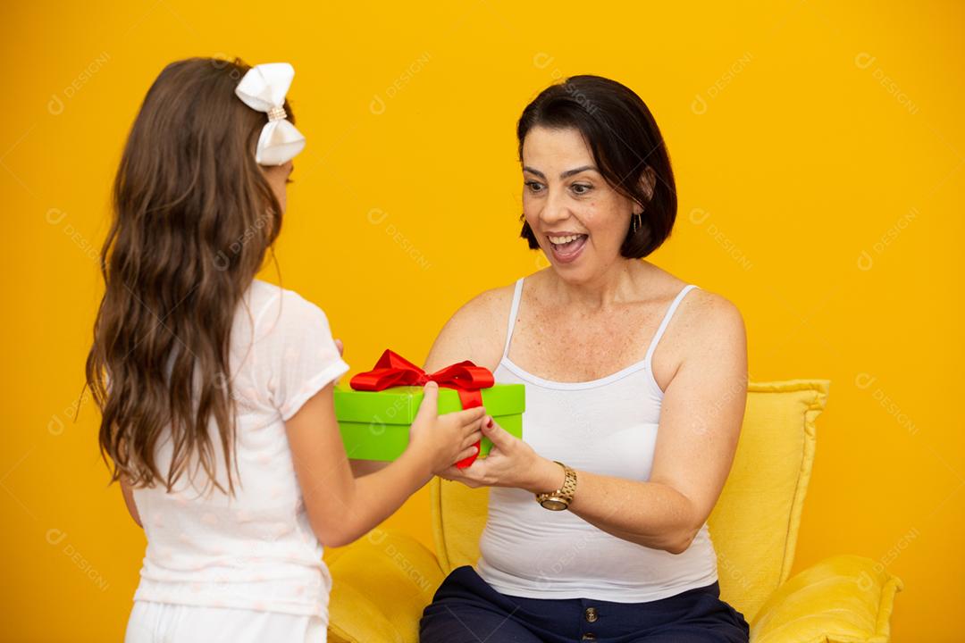 Dia das mães com caixa de presente surpresa