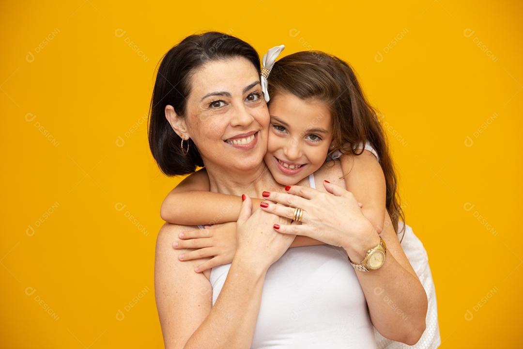 Conceito de dia das mães! Mãe e filha se abraçando