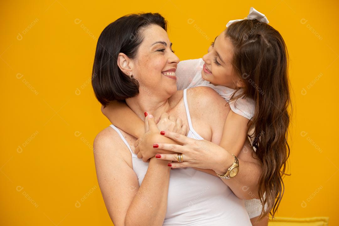 Conceito de dia das mães! Mãe e filha se abraçando