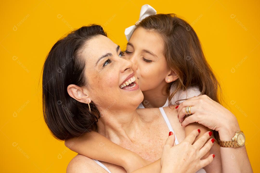 Conceito de dia das mães! Mãe e filha se abraçando