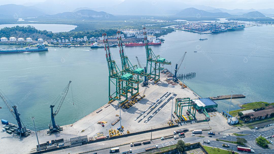 Por volta de outubro de 2019: Vista aérea da região portuária da cidade de Santos no Brasil.