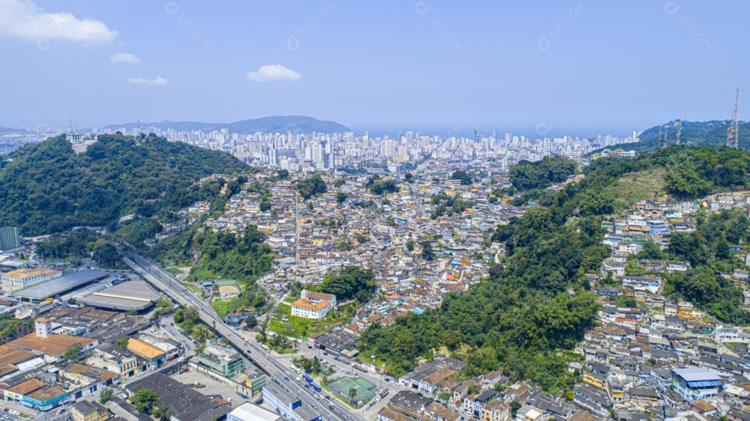 Vista aérea da favela na cidade de Santos, Brasil. 4K.