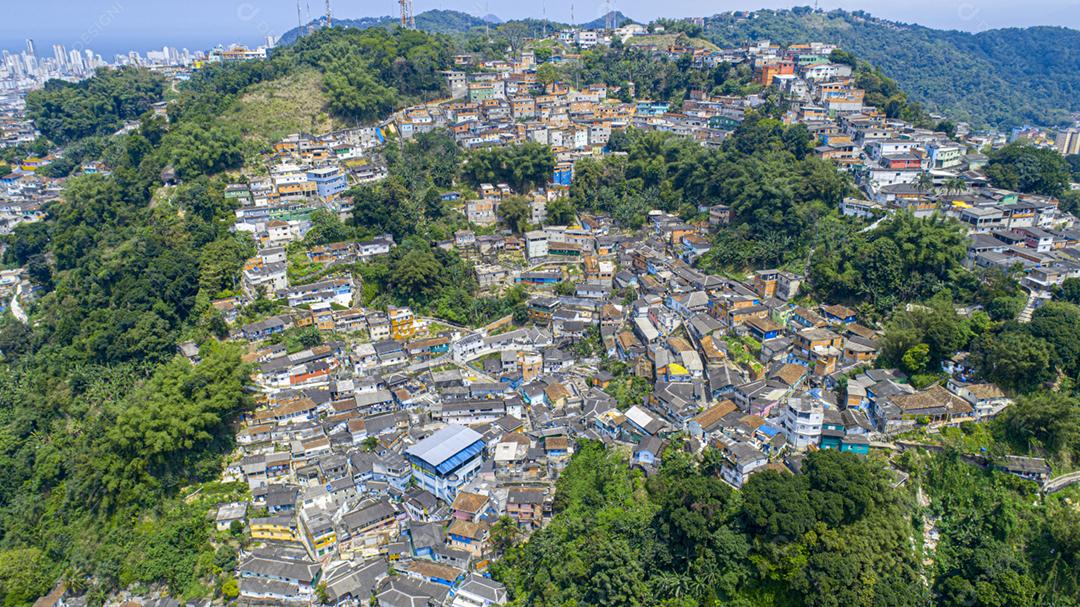 Vista aérea da favela na cidade de Santos, Brasil. 4K.