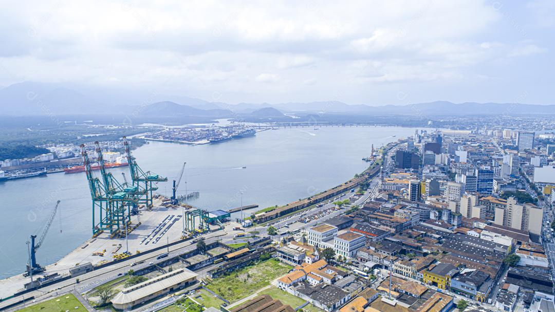 Por volta de outubro de 2019: Vista aérea da região portuária da cidade de Santos no Brasil.