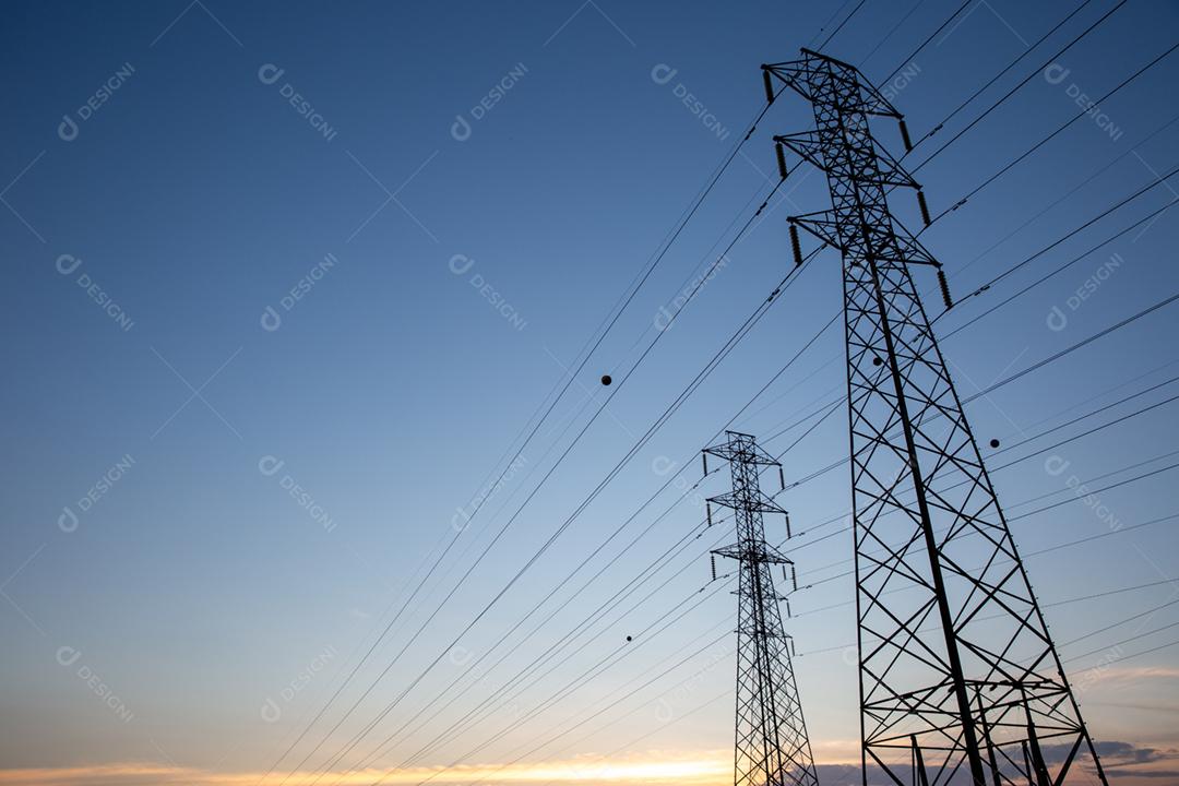 Procure alta tensão de torres de transmissão de energia. Céu azul.