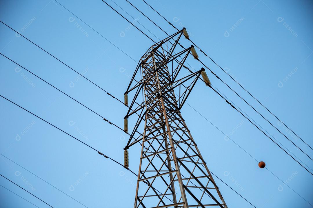 Procure alta tensão de torres de transmissão de energia. Céu azul.