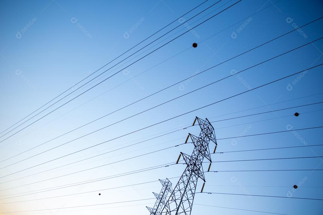 Procure alta tensão de torres de transmissão de energia. Céu azul.