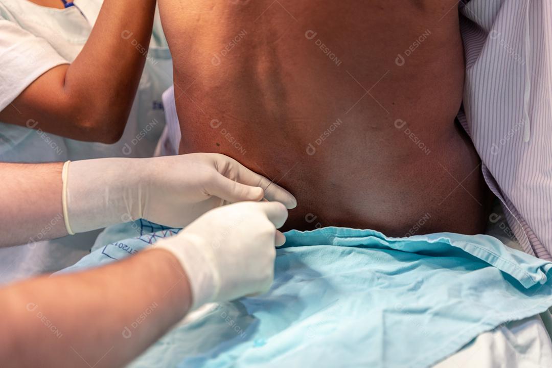 Médicos aplicando nestesia hospital