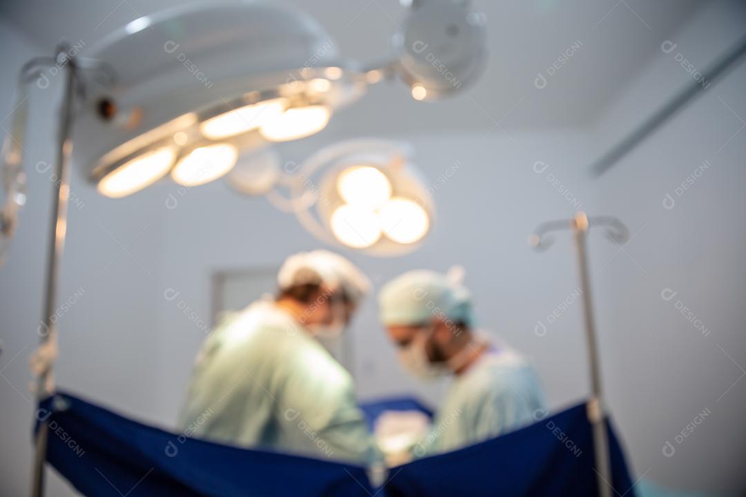 Medicos trabalhando fazendo cirugia em clinica hospital