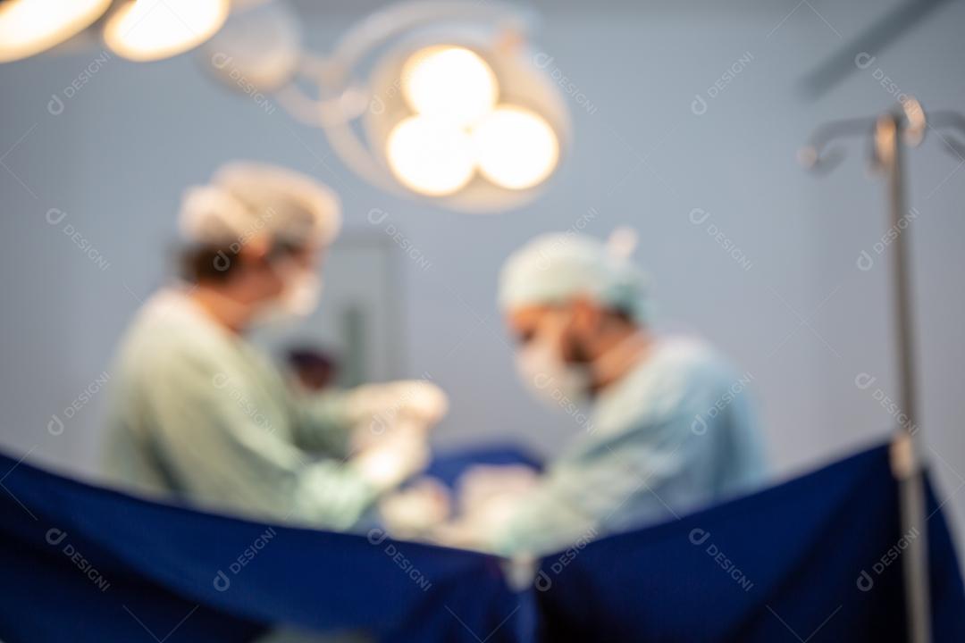 Medicos trabalhando fazendo cirugia em clinica hospital