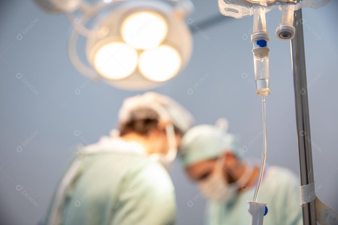 Medicos trabalhando fazendo cirugia em clinica hospital