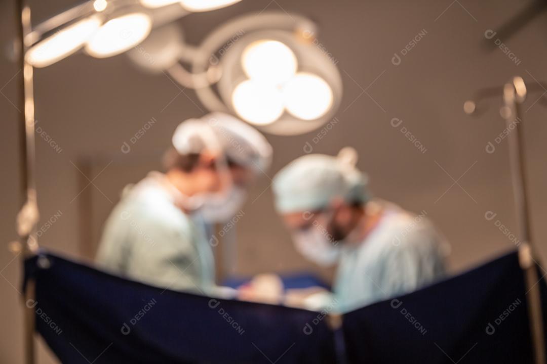 Medicos trabalhando fazendo cirugia em clinica hospital